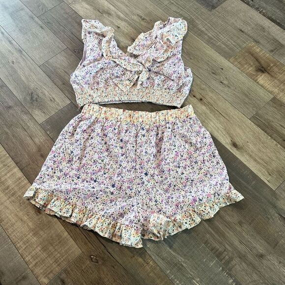 Storia floral crop top size m and bottom size L
Floral set - Picture 2 of 10